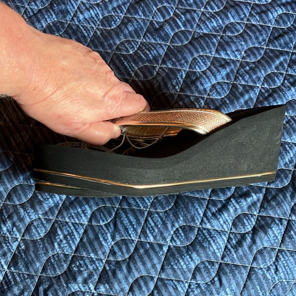 Gorgeous Guess sandals, size 10M, black and gold, NWT! - Picture 10 of 16